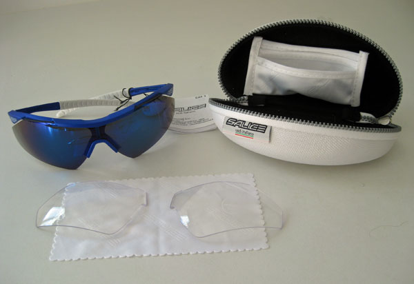 The package includes the Salice 004 RW sunglasses, a set of clear lens, and a cleaning cloth
