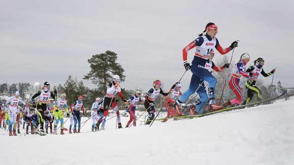 The race is on for the women in the skiathlon to close out a three-day weekend of World Cup racing in Rybinsk. (Getty Images/AFP-Alexander Nemonov)