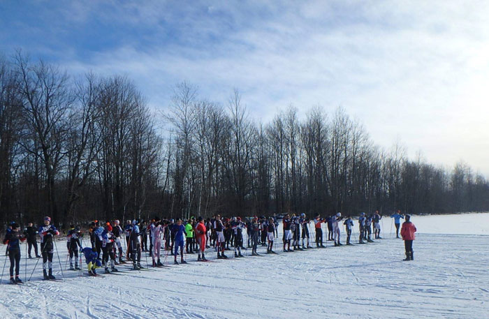 Start of the men in the Lakes of the North Winterstart xc ski race