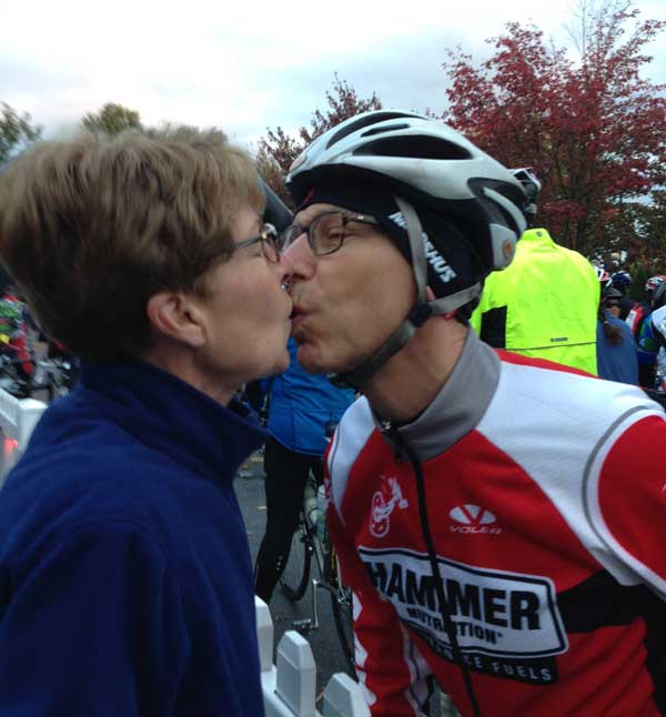 Jill and Mike kiss before the JDRF ride
