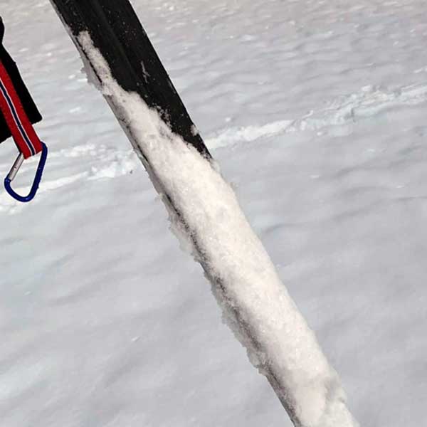 How to prevent snow from sticking to No-Wax Ski Bases