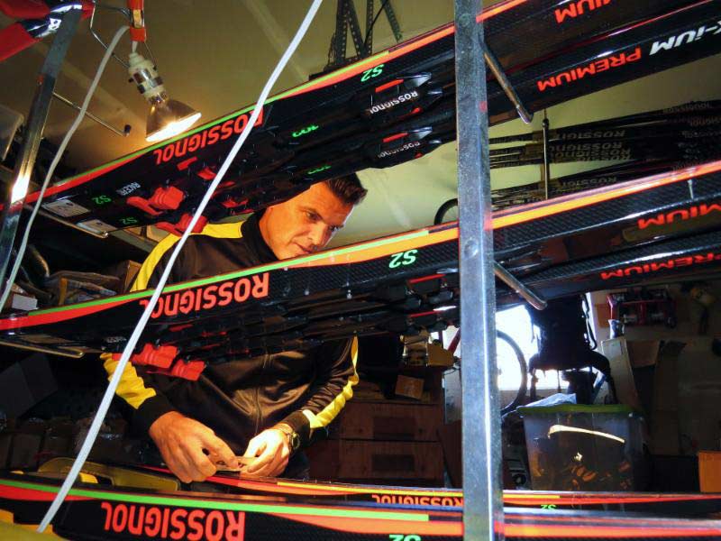 Preparing new or freshly stoneground skis